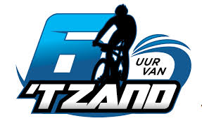 Logo van het evenement 'Uur van 't Zand', met een silhouet van een fietser en blauwe golfmotieven.